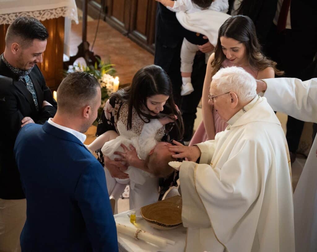 Photos de baptême à Varreddes par Arnaud M Photographe - Cérémonie de baptême d'Elena à l'église de Varreddes, bénédiction par le prêtre