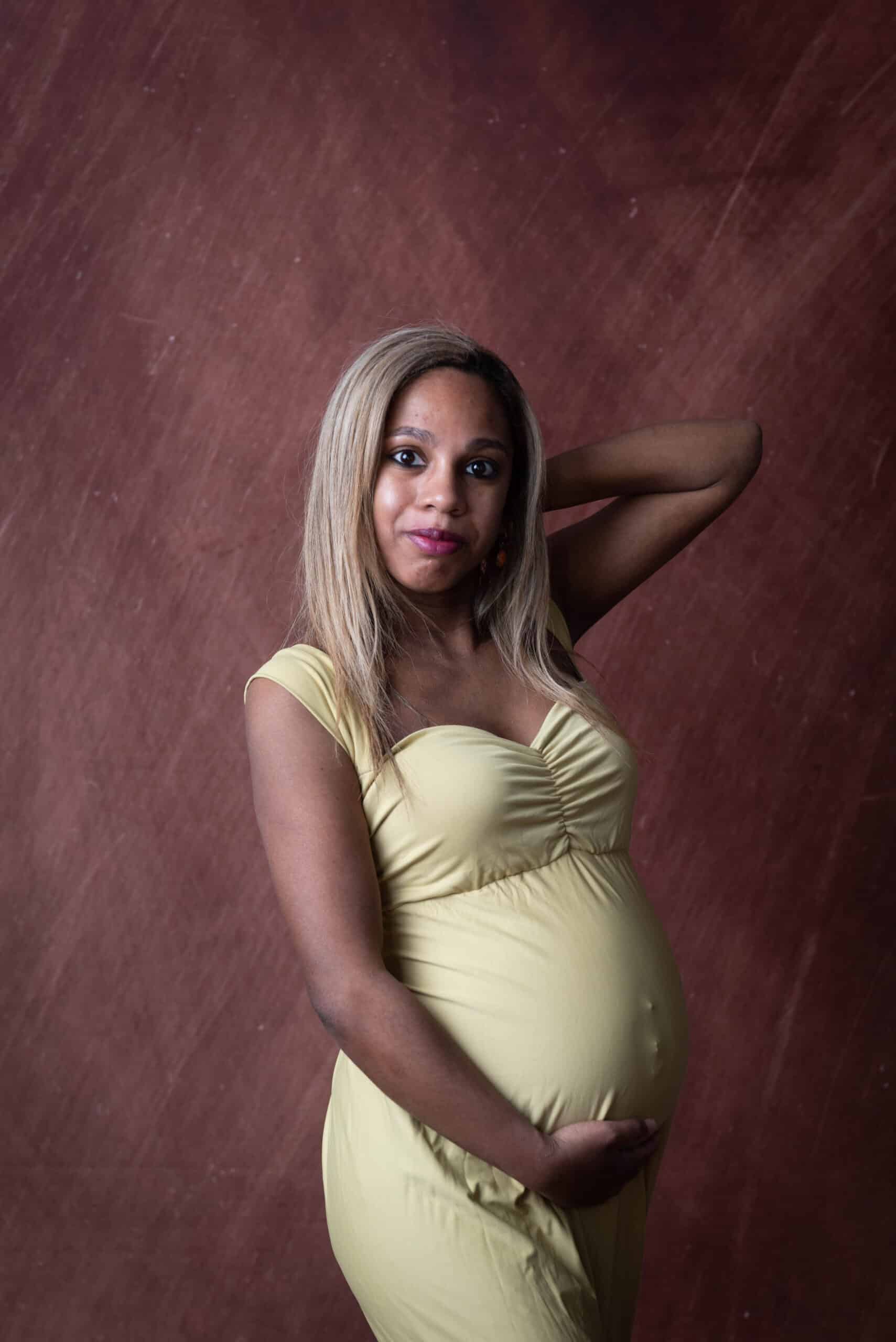 Séance photo grossesse à Meaux pour Émilie réalisée par Arnaud M Photographe, robe jaune élégante dans un home studio