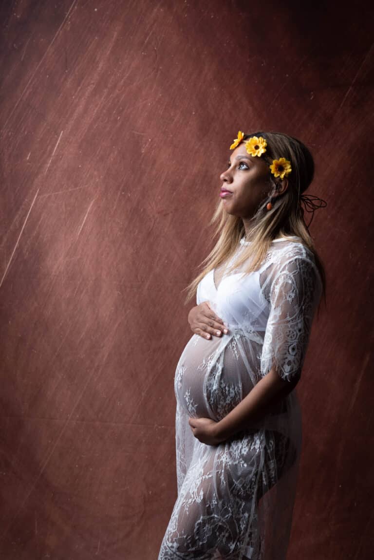 Émilie en robe dentelle blanche durant une séance photo grossesse à Meaux, réalisée par Arnaud M Photographe