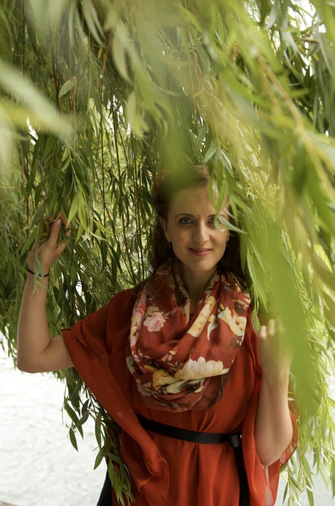 Élisa sous les saules des quais de Seine lors d’un shooting photo à Paris avec Arnaud M Photographe