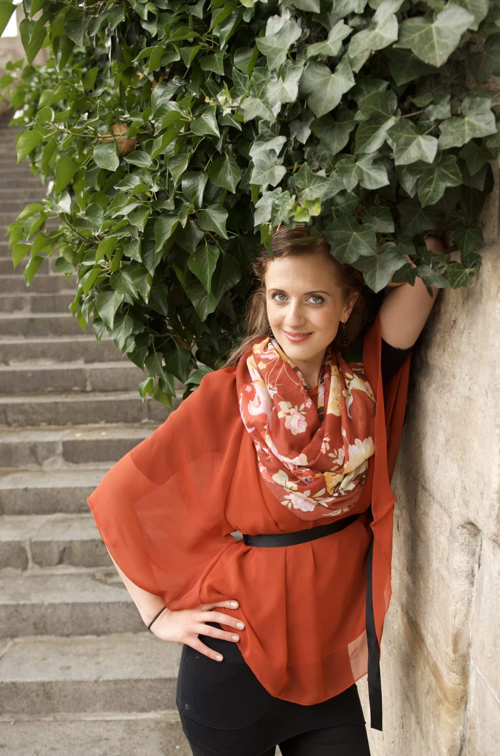 Élisa devant un mur de lierre au Trocadéro pendant un shooting photo à Paris avec Élisa, réalisé par Arnaud M Photographe