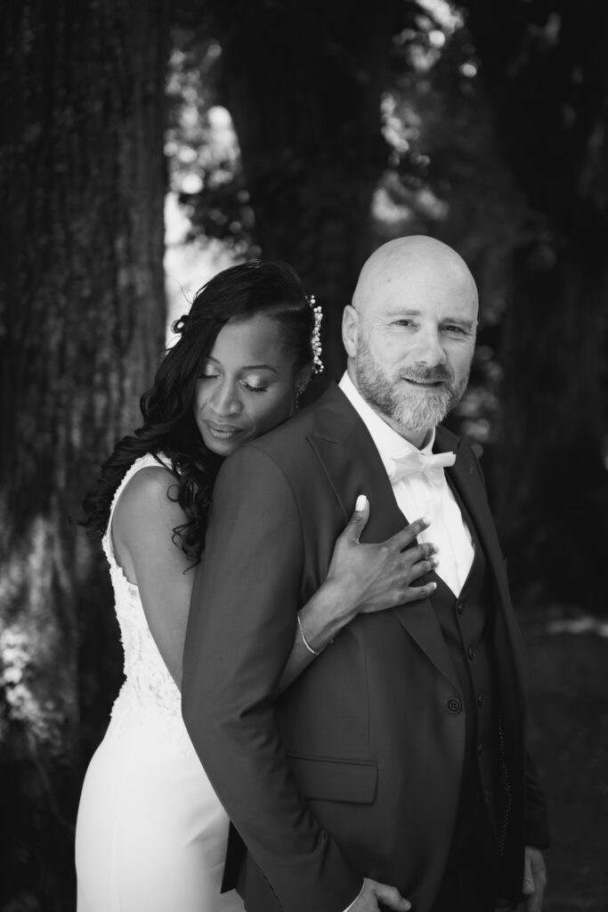 Mariage de Valéry et Olivier au parc des Capucins à Coulommiers, portrait en noir et blanc des mariés étreints.