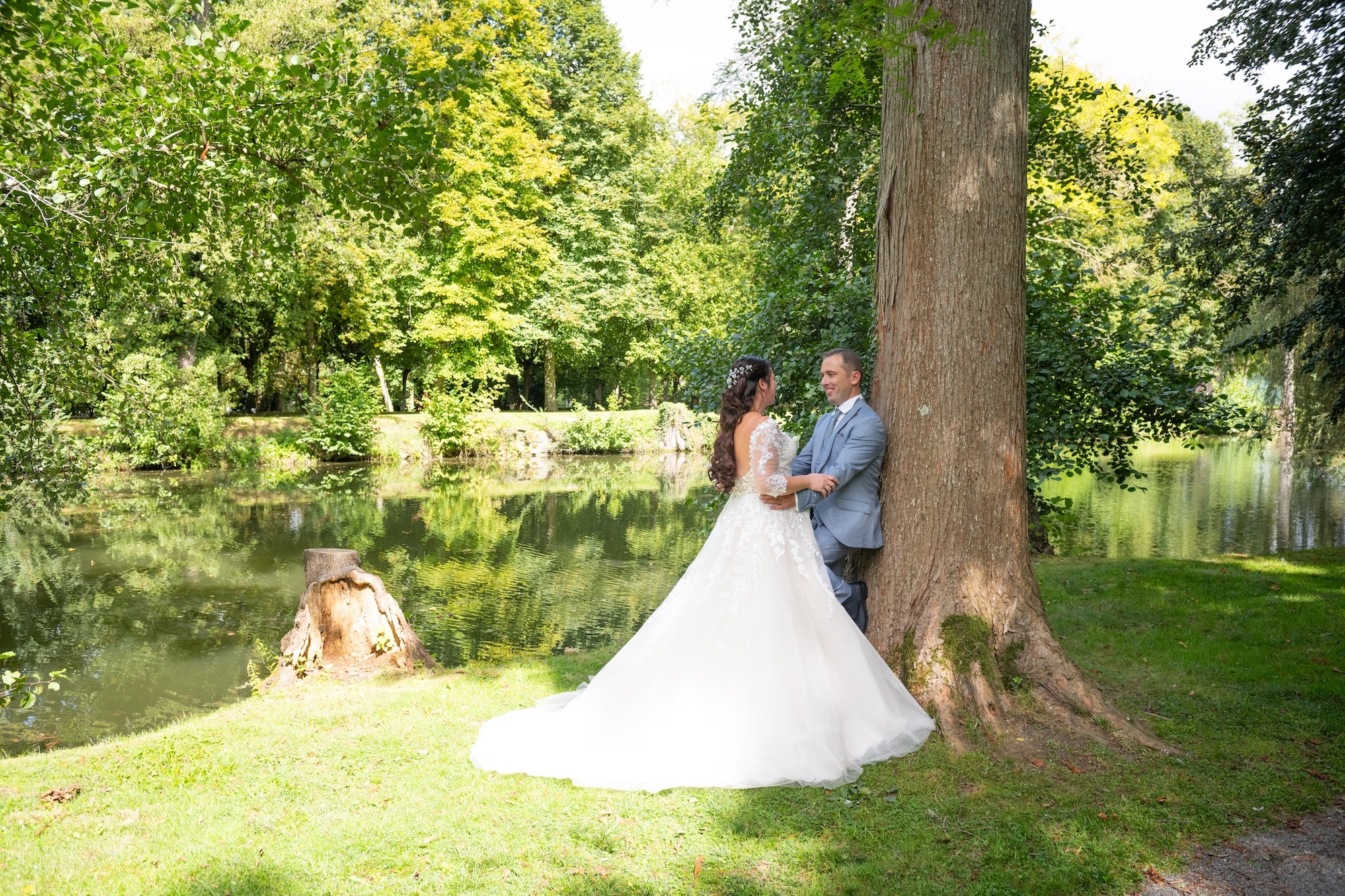 Photo de Shirley et Jonathan au parc des Capucins à Coulommiers, adossés à un arbre près du lac, capturée par Arnaud-M Photographe lors du mariage de Shirley et Jonathan à Coulommiers.